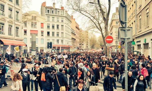 Fransada yüzbinler yeni çalışma yasasını protesto etti