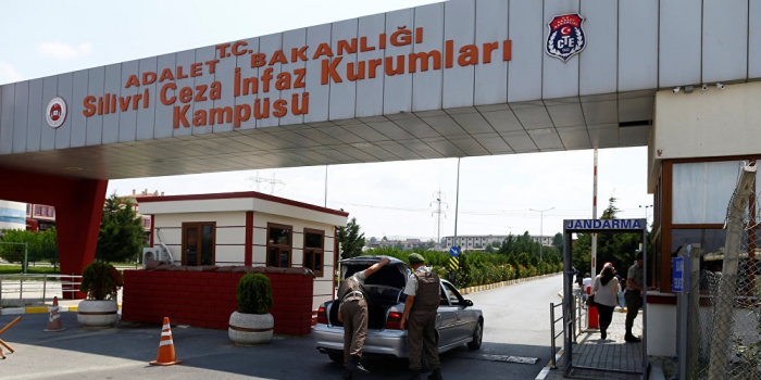 silivri cezaevi nde bir hukumlu kendini atese verdi