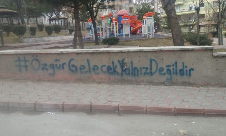 ozgur gelecek yalnız degildir