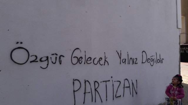 ozgur gelecek yalniz degildir