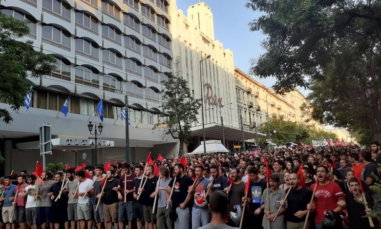 Yunanistanda binlerce eylemci polis şiddetini ve yeni eylem ve gösteri yasa düzenlemesini protesto etmek için Propylaea Meydanı'na yürüdü